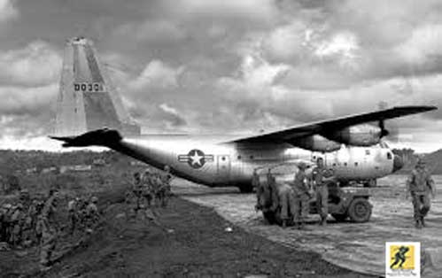 Sebuah pesawat AC-130 Angkatan Udara AS di landasan pacu di Kbam Bleh, Vietnam, 1966