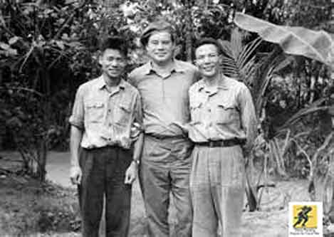 Kolonel Evgeny Antonov bersama rekan-rekannya dari Vietnam, 1970