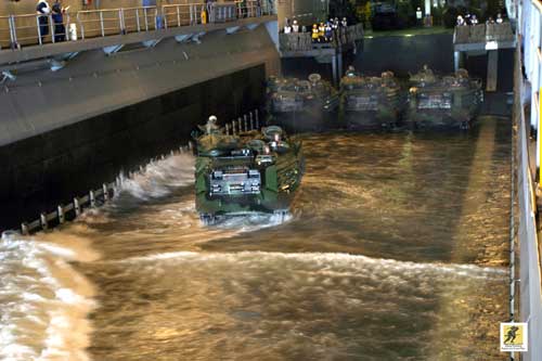 Kapal-kapal kelas Wasp dirancang untuk membawa kekuatan kendaraan tempur yang seimbang, termasuk lima tank tempur utama M1 Abrams, 25 pengangkut personel lapis baja AAV7A1, delapan senjata derek M198 155 mm, 68 truk dan selusin atau lebih kendaraan pendukung lainnya.