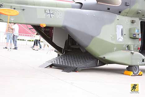 Tanjakan kargo belakang yang diturunkan dari NH90 Angkatan Darat Jerman
