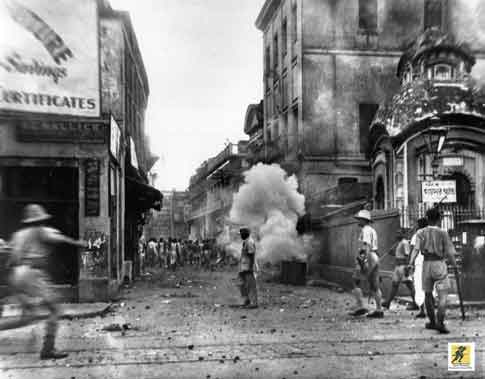 Ketika malapetaka Perang Dunia melanda dunia, Kalkuta juga terkena dampak perang global karena pengeboman dari pesawat Jepang merusak infrastruktur dan mata pencaharian kota.