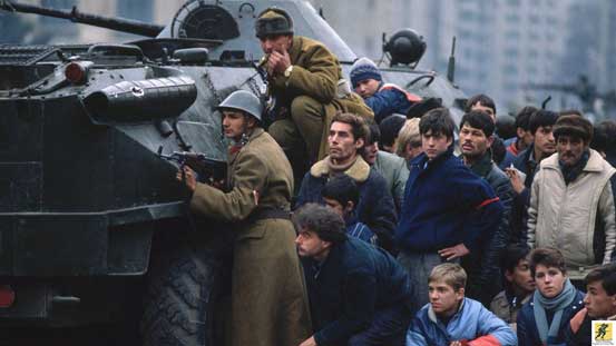 "Revolusi" Rumania tahun 1989 tampaknya merupakan kombinasi dari pemberontakan spontan oleh rakyat umum dan konspirasi melawan Ceaușescu yang diorganisir oleh komunis reformasi dan elemen-elemen Securitate dan tentara yang tidak puas.