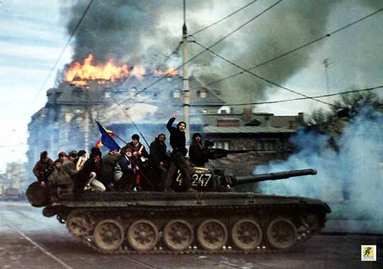 Revolusi Rumania tahun 1989 adalah kekerasan yang paling spektakuler dan hingga kini tetap menjadi yang paling kontroversial dari semua pergolakan Eropa Timur pada tahun itu. Bagaimana rezim Ceausescu yang tampaknya tak tertembus bisa digulingkan begitu cepat