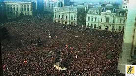 Pemberontakan yang menyebabkan kejatuhan Ceaușescu dimulai dengan insiden kecil di kota Timişoara, Transylvania, mulai tanggal 16 Desember. Keesokan harinya Ceaușescu memerintahkan pasukan keamanannya untuk menembaki para demonstran antipemerintah di sana. Demonstrasi menyebar ke Bukares