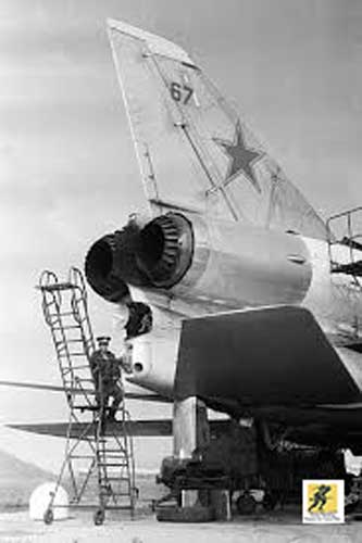 Insinyur Soviet memeriksa meriam R-23 23 mm di menara ekor yang dikendalikan dari jarak jauh