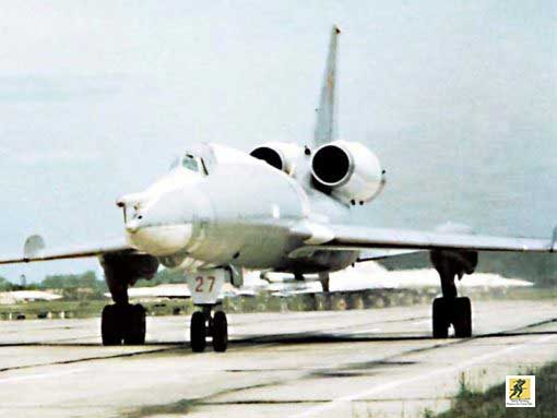 Tu-22 mulai beroperasi pada tahun 1962, tetapi mengalami sejumlah besar masalah, yang mengakibatkan tidak dapat digunakan secara luas dan beberapa kali jatuh. Di antara banyak kesalahannya adalah kecenderungan pemanasan aerodinamis pada kulit pesawat pada kecepatan supersonik, mendistorsi batang kendali dan menyebabkan penanganan yang buruk.