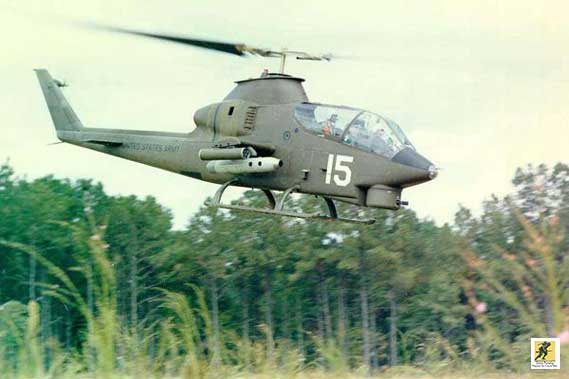 Bell AH-1G dalam penerbangan