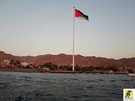 Tiang Bendera Aqaba memegang bendera Pemberontakan Arab, memperingati situs Pertempuran Aqaba Yordania 6 July 1917