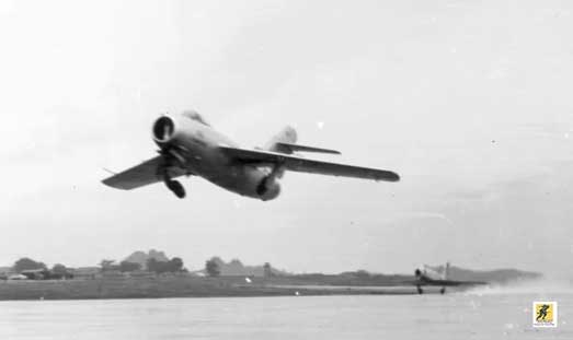 Sebuah MiG-15 mengudara