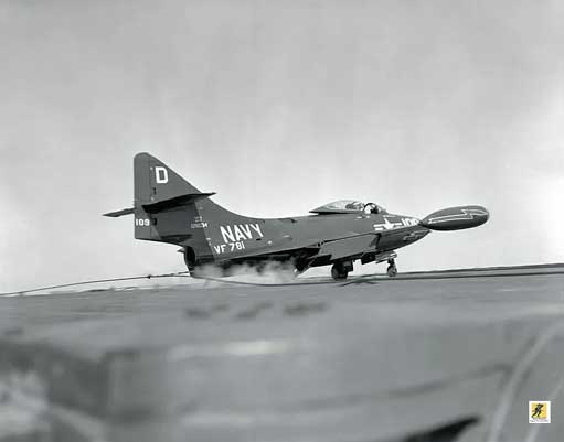 Sebuah Grumman F9F Panther berhenti dibantu oleh kabel arester.
