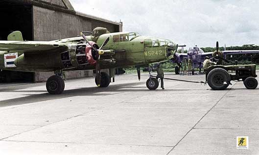Dua pesawat pengebom B-25 milik Tentara Kerajaan Hindia Belanda (KNIL) di lapangan terbang Tjililitan dekat Batavia, Hindia Belanda 1947.