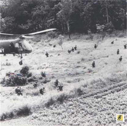 Sebuah CH-21C Shawnee Angkatan Darat A.S. di atas Zona Pendaratan di sebelah barat Saigon, 12 Januari 1962.