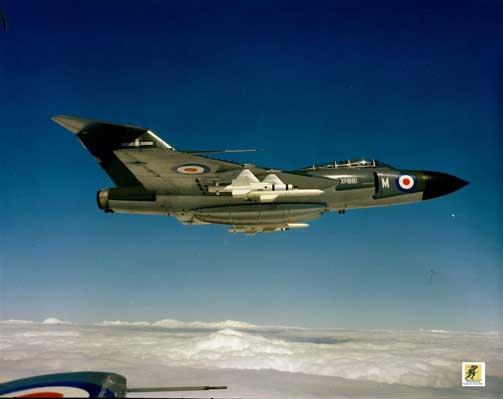 Gloster Javelin - pesawat ini memberikan layanan yang pasti dan mantap dan merupakan pencegat jet bersenjata rudal pertama RAF, dan satu-satunya jenis pesawat tempur bersayap delta RAF. Sayangnya, pesawat ini juga merupakan pesawat produksi terakhir pabrikan Gloster.