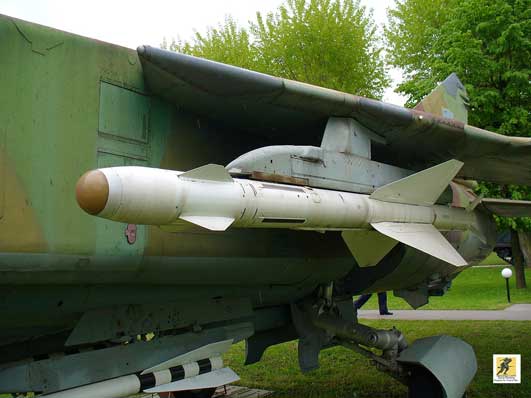 Rudal R-24T pelacak inframerah yang dipamerkan terpasang pada MiG-23MLD.