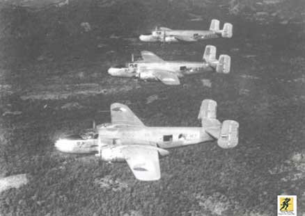 Sebuah pesawat pengebom medium Mitchell formasi B-25J dari skuadron no 16 ML-KNIL (NEIAF). Turret di belakang kokpit dilepas ketika pesawat dimodifikasi menjadi "Strafer."