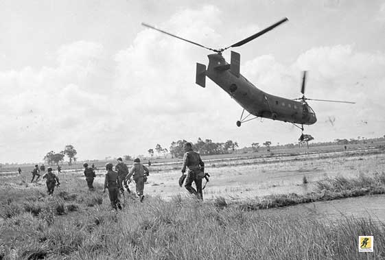 Pada 12 Januari 1962, helikopter-helikopter Amerika mengangkut 1.000 pasukan Vietnam Selatan ke dalam pertempuran melawan gerilyawan VC di dekat Saigon. Operasi Helikopter, seperti yang dikenal, merupakan eskalasi besar keterlibatan militer AS di Asia Tenggara.