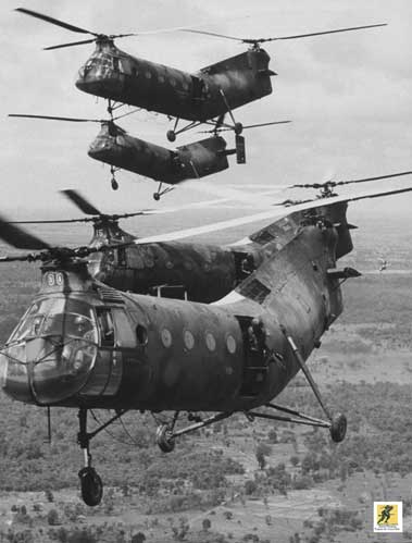 Penerbangan helikopter CH-21C Shawnee Angkatan Darat A.S. di atas Vietnam Selatan, 1962