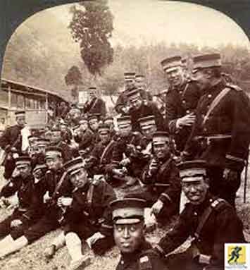 Restorasi Meiji - Untuk mereformasi militer, pemerintah melembagakan wajib militer nasional pada tahun 1873, mengamanatkan bahwa setiap pria akan bertugas selama empat tahun di angkatan bersenjata setelah berusia 21 tahun, diikuti oleh tiga tahun lagi sebagai cadangan. Salah satu perbedaan utama antara kelas samurai dan petani adalah hak untuk memanggul senjata; hak istimewa kuno ini tiba-tiba diperluas ke setiap pria di negara ini. Lebih jauh lagi, samurai tidak lagi diizinkan untuk berjalan-jalan di kota dengan membawa pedang atau senjata untuk menunjukkan status mereka.