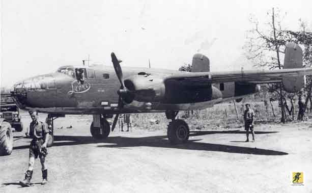 B-25 Mitchell 'Lienke', diterbangkan oleh letnan pilot Guus Hagers, di lapangan terbang Potshot selama persiapan untuk misi khusus di atas Jawa.