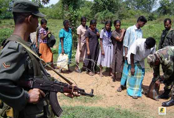 Seorang tentara mencari etnis Tamil di Vavuniya pada tahun 2007. Ketegangan antara etnis Tamil dan Buddha Sinhala menyebabkan perang saudara selama 26 tahun yang berakhir pada tahun 2009.