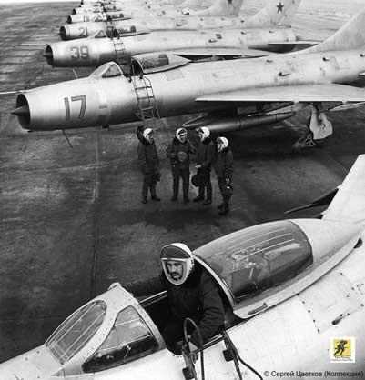 Su-9 muncul dari studi aerodinamis oleh TsAGI, pusat aerodinamika Soviet, selama Perang Korea, yang merancang beberapa konfigurasi aerodinamis optimal untuk jet tempur.