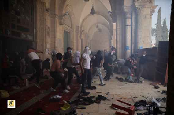 Warga Palestina bentrok dengan pasukan keamanan Israel di Temple Mount alias kompleks Masjid Al-Aqsa di Kota Tua Yerusalem, 10 Mei 2021.