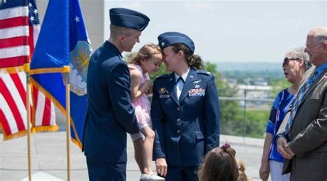 Seorang perwira Angkatan Udara AS merayakan kenaikan pangkatnya bersama keluarga tak lama setelah upacara yang berlangsung di Air Force Memorial di Washington DC, 30 Mei 2016