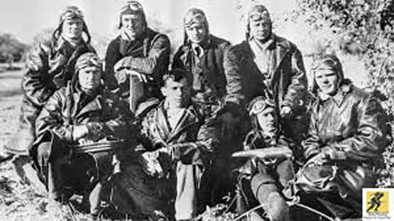 Uni Soviet mendapat keuntungan dari isolasi internasional Republik Spanyol yang diberlakukan oleh perjanjian Non-intervensi dan membantu pemerintah Republik yang terkepung dengan menyediakan senjata dan pilot. Beberapa pilot paling efektif di Spanyol adalah pemuda dari Uni Soviet.