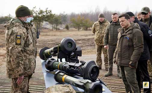 Ukraina menggunakan persenjataan Barat dengan sangat efektif, termasuk rudal anti-tank Javelin dan rudal anti-pesawat Stinger, yang menipiskan jalur suplai Rusia dan mengulur-ulur serangan.