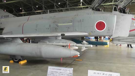 Peluru kendali udara-ke-udara Tipe 90 (AAM-3) di pesawat Mitsubishi Heavy Industries F-4EJ Kai