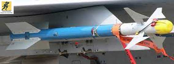 Peluru kendali udara-ke-udara Tipe 90 yang dipasang di pylon bawah sayap F-15J. Bagian biru di sini adalah tiruan