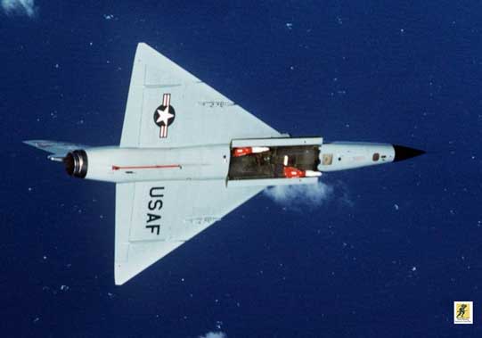 Convair F-106A Delta Dart : Pengujian tempur udara-ke-udara menunjukkan bahwa "The Six" merupakan tandingan yang masuk akal bagi F-4 Phantom II dalam pertempuran udara, dengan kinerja berbelok di ketinggian yang unggul dan kemampuan manuver secara keseluruhan (dibantu oleh pemuatan sayap yang lebih rendah).