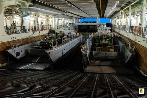 Kapal Serbu kelas Mistral - dua kapal pendarat (Chaland de transport de matériel / CTM) dan sebuah katamaran pendarat (Engin de débarquement amphibie rapide / EDA-R) di dek basah