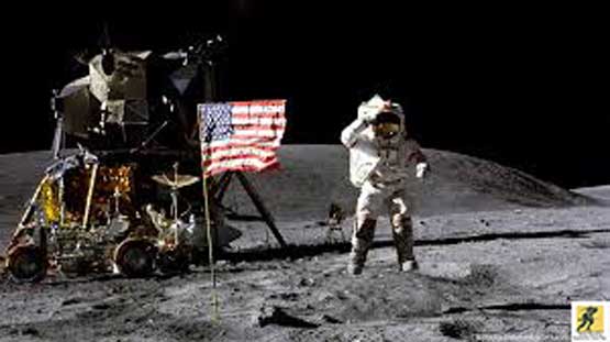 Pada tanggal 20 Juli 1969, astronot Amerika Serikat, Neil Armstrong (1930-2012) dan Edwin "Buzz" Aldrin (1930-) menjadi manusia pertama yang mendarat di bulan. Sekitar enam setengah jam kemudian, Armstrong menjadi orang pertama yang berjalan di bulan. Saat ia mengambil langkah pertamanya, Armstrong berkata dengan terkenal, "Itu adalah satu langkah kecil bagi manusia, satu lompatan raksasa bagi umat manusia."