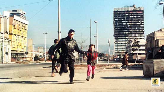 Siege of Sarajevo - Pasukan Serbia Bosnia dan JNA/Yugoslav National Army membuat pasukan keamanan Bosnia yang tidak memiliki perlengkapan dan tidak siap menjadi kewalahan dan berhasil menguasai sebagian besar wilayah Bosnia, yang diawali dengan serangan terhadap warga sipil Bosniak di bagian timur.