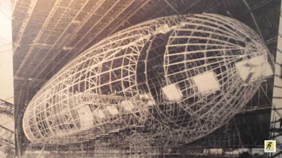Paten Zeppelin menggambarkan Lenkbares Luftfahrzeug mit mehreren hintereinander angeordneten Tragkörpern (Pesawat yang dapat dikemudikan dengan beberapa badan pembawa yang disusun satu di belakang yang lain)