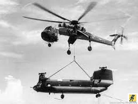 Sikorsky CH-54 Tarhe membawa CH-47 Chinook