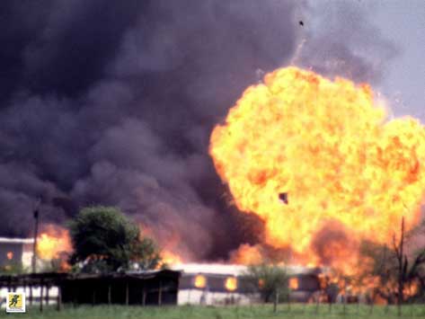 Foto FBI dari Mount Carmel Center yang dilalap api pada tanggal 19 April 1993