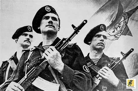 Infantry Laut Soviet dengan AK-74