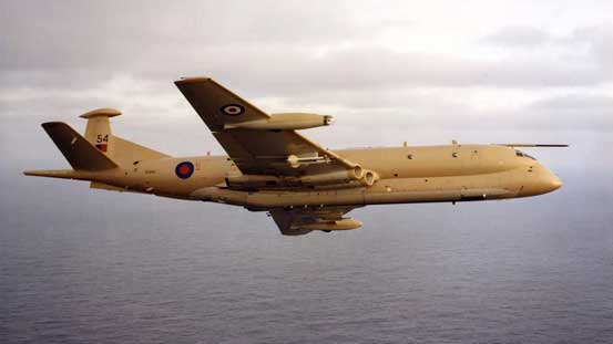 HS Nimrod MR2P XV254 difoto pada bulan Januari 1983 dengan underwing Sidewinder