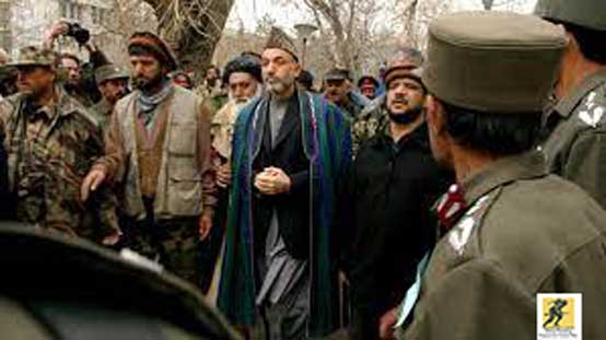 Desember 2001: Hamid Karzai, ketua Dewan Eksekutif Afghanistan, memasuki gedung kementerian dalam negeri di mana ia mengambil sumpah jabatan dalam upacara peresmian pemerintahan baru negara tersebut di ibu kota Kabul.