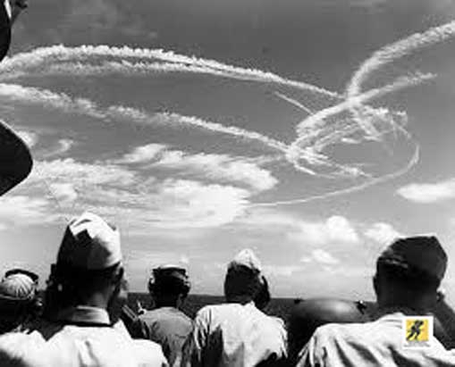 Pesawat tempur contrails menandai langit di atas Gugus Tugas 58, 19 Juni 1944