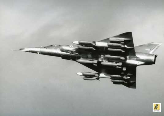 Mirage 5 mempertahankan senjata kembar DEFA milik IIIE, tetapi menambahkan dua tiang tambahan, dengan total tujuh tiang. Muatan perang maksimum adalah 4.000 kg (8.800 lb). Penyediaan mesin roket SEPR dihapus.