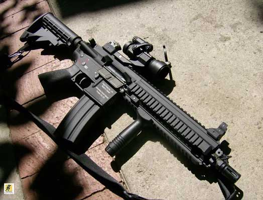 HK416 hadir sebagai standar dengan bidikan besi tipe diopter. Ia juga memiliki rel lingkup tipe Picatinny dan dapat digunakan dengan berbagai lingkup. Selain itu, terdapat rel aksesori pada keempat sisi lengan bawah. Sebagian besar aksesori terkini untuk M4 dan M16 dapat digunakan pada HK416, termasuk peluncur granat underbarrel 40 mm.