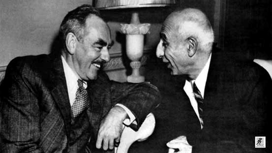 Mohammad Mosaddegh, Perdana Menteri Iran dari tahun 1951-1953, bersama Menteri Luar Negeri AS Dean Acheson, di Washington, D.C., 1951.