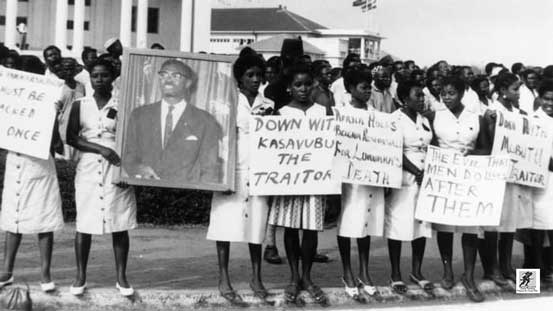 Sekelompok wanita di Accra, Ghana, dalam sebuah parade berkabung untuk Patrice Lumumba, mantan perdana menteri Kongo yang terbunuh. Spanduk-spanduk tersebut bertuliskan 'Mobutu dan Tschombe harus digantung', 'Kasavubu pengkhianat', dan 'Hammarskjold harus dipecat'.