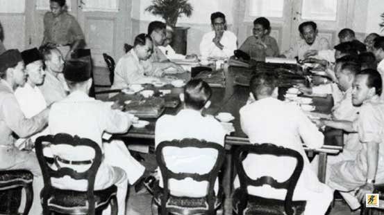 Kabinet Hatta bersidang mengenai penumpasan pemberontakan PKI di Madiun dan sekitarnya, 19 September 1948.