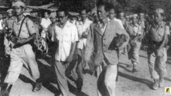Salah-seorang pemimpin PKI, Amir Syarifuddin digiring oleh aparat TNI setelah tertangkap pada November 1948 di Kudus, Jawa Tengah.