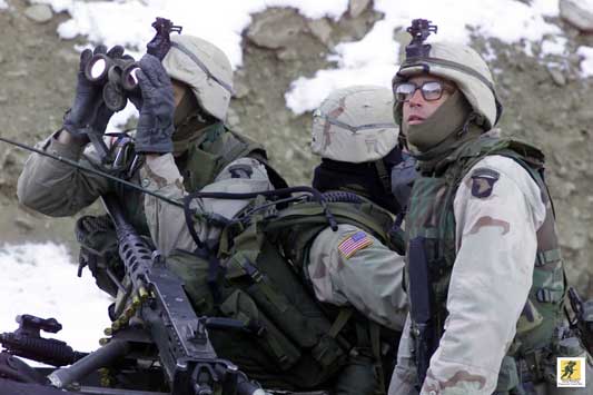 Prajurit dari Batalyon 1, Resimen Infanteri 187, Divisi Lintas Udara ke-101 (Serangan Udara), memindai garis punggungan untuk mencari pasukan lawan selama Operasi Anaconda, 4 Maret 2002