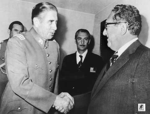 Presiden Chili Augusto Pinochet menyambut Menteri Luar Negeri Amerika Serikat Henry Kissinger pada saat kedatangannya di kantor Presiden, 1976.